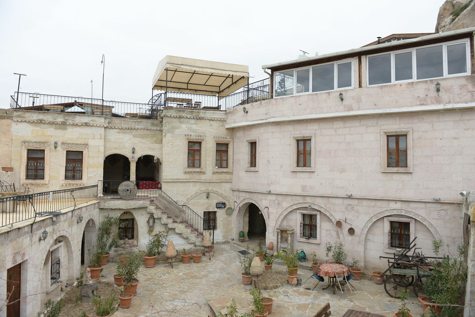 Caravanserai Cave Hotel Göreme Exterior foto